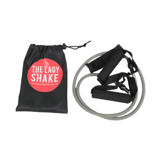 女士摇动阻力带