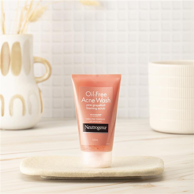 Tẩy tế bào chết Neutrogena Oil Free Pink Grapefruit 125ml 